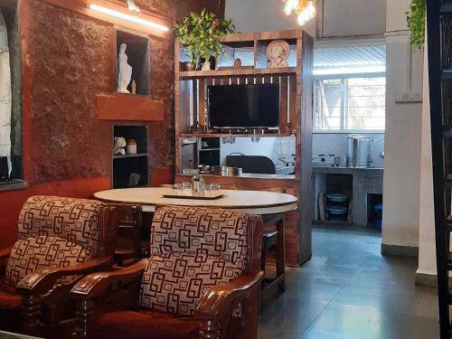 Panchgani House | Leela villa - Ancient Redstone Escape