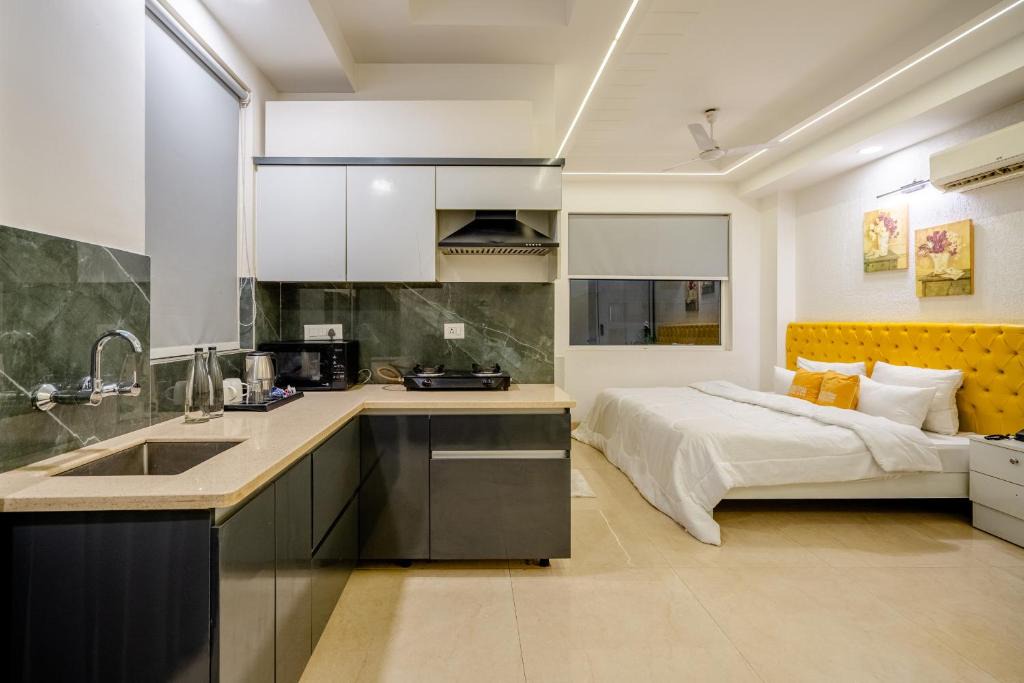 Sector 51 Hotel | Lime Tree Luxury Studio - Service Apartment Near Artemis Hospital ,Gurgaon