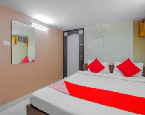 Dharmatala House | Lindsay Inn guest house II Near New Market & Esplanade Kolkata