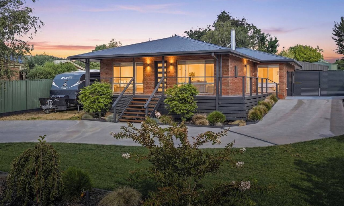 Mansfield House | Links Golf Retreat: Modern Family Retreat in Central Location
