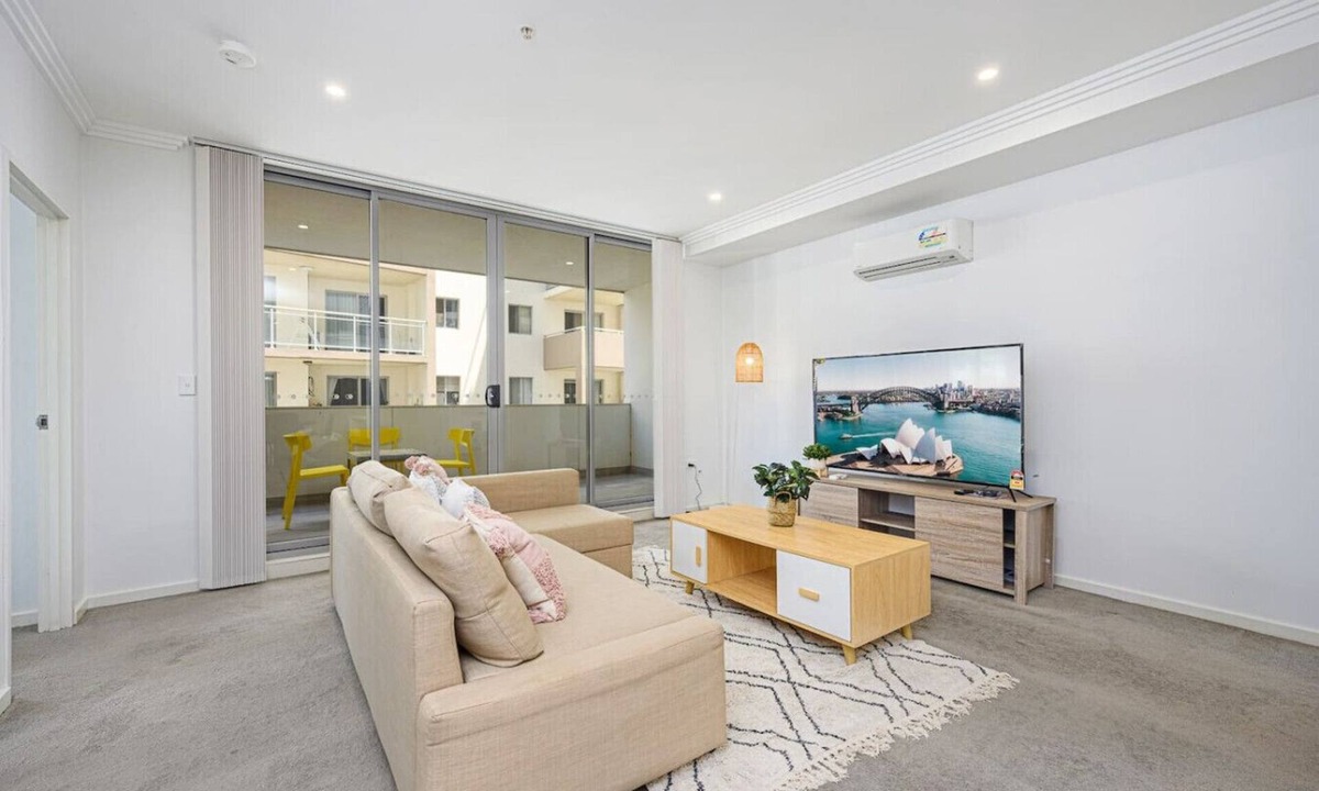 Liverpool Apartment | Liverpool 3Br with Car parking near Train/Shopping