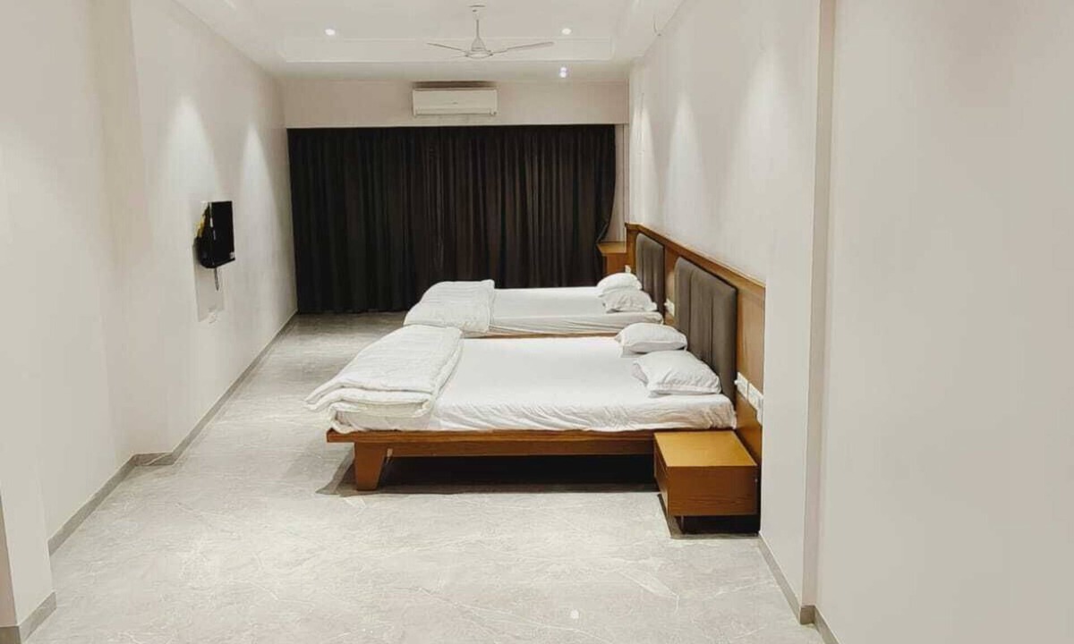 Hinganghat Hotel | LL Palace