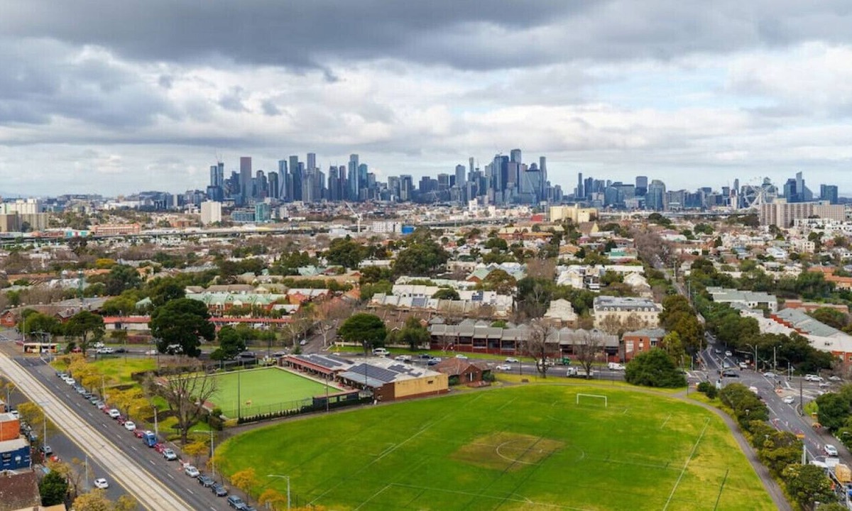 Flemington Apartment | Located opposite Flemington Racecourse
