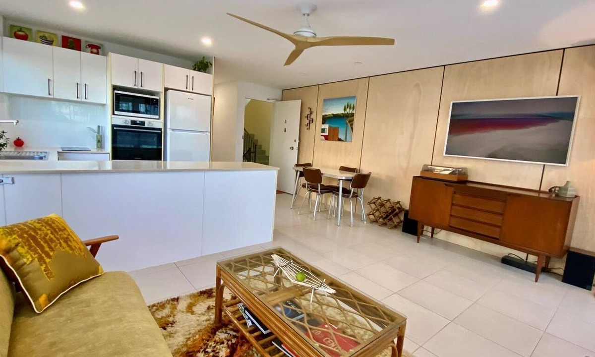 Bilinga Apartment | Lou's Tiki Pad - Beachfront Bilinga - Min. 2 Night Stays!