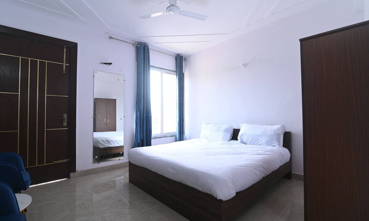 Sat Bari Apartment | Luxurious & sustainable 3-bedroom apartment with AC,WiFi in Chattarpur,New Delhi