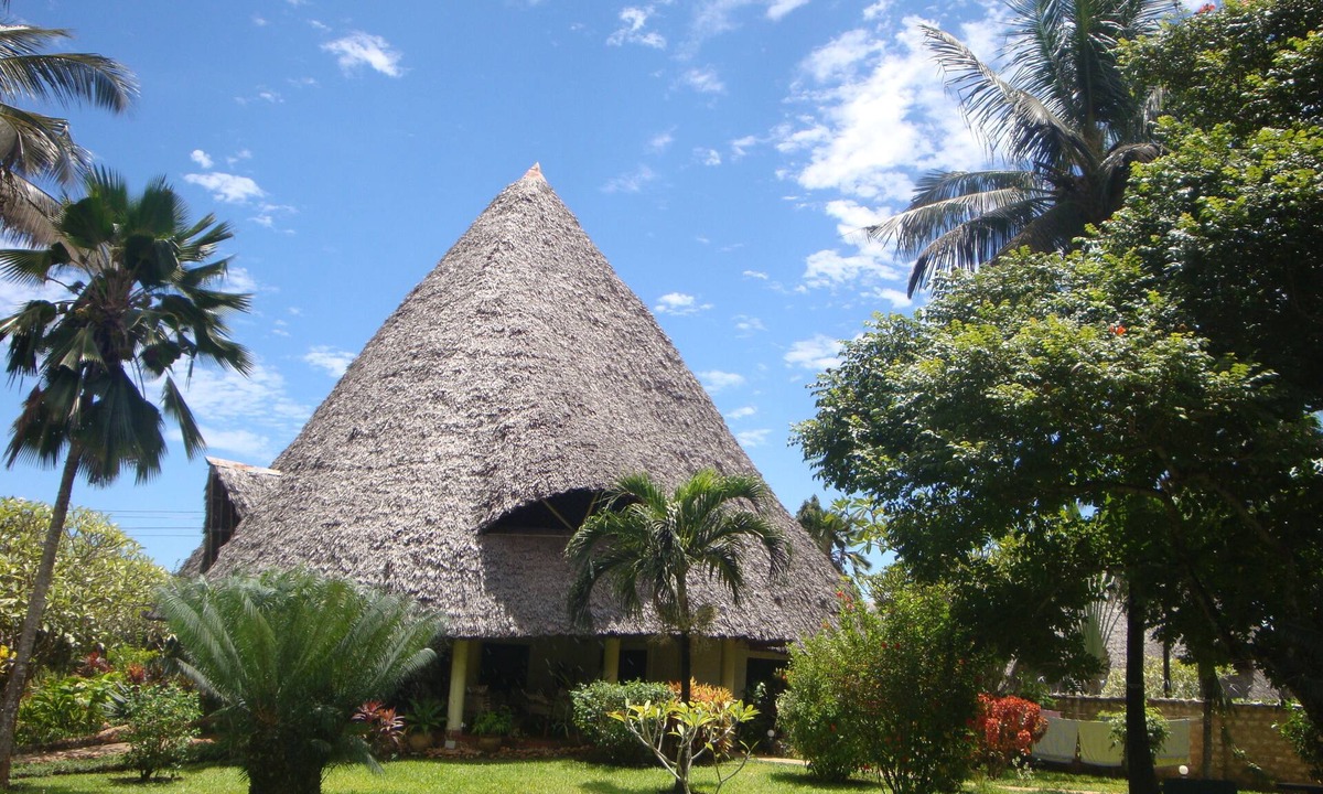 Galu House | Luxurious villa w/pool,10min beach, 280m²,w/personal & cook, Jacuzzi, A/C,wifi