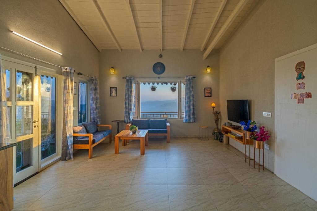 Mukteshwar Villa | Luxury 1BR Villa with Kitchen & Living Room - Himalayan Views, Pet Friendly