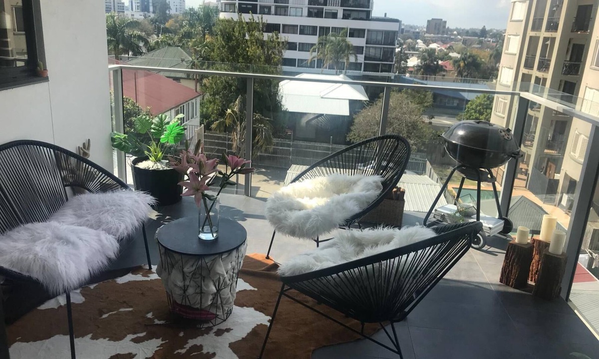 Brisbane Central Business District Apartment | LUXURY APARTMENT WITH DELIGHTFUL PRIVATE TERRACE –