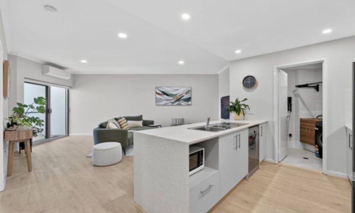West Perth Apartment | Luxury Apartment with Private Balcony & Parking in Perth CBD.