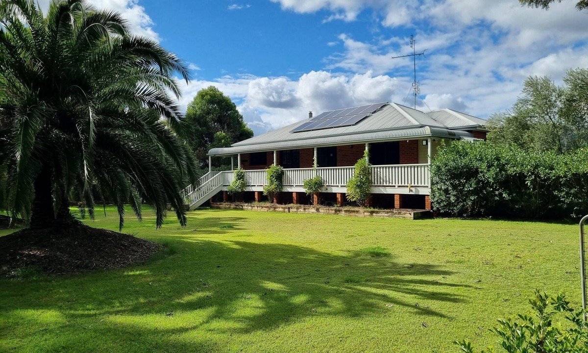 Broke House | Maranda Country Estate - 5 Bedrooms - 12x beds, Spa, Pool, EV, Pets