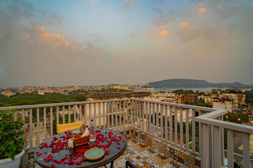 Shavri Colony Hotel | MAYA'S MANOR - A Lake View Hotel