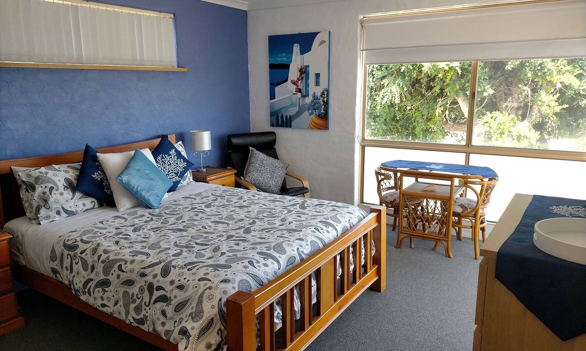 Prevelly Apartment | Mediterranean Apt: Ocean Views Sleeps 6 - Spacious- Families - Couples - Beach