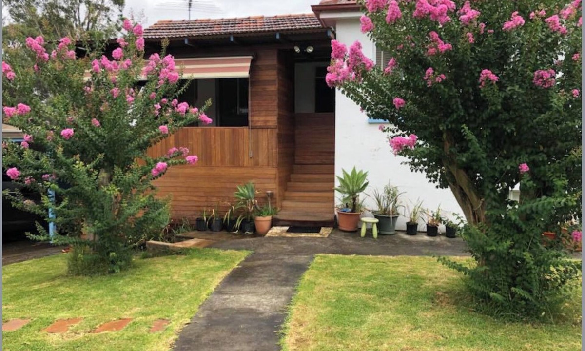 Macquarie Fields Bed & Breakfast | MJED House is located at Macquarie Fields in ducted air-conditioned & Free WIFI