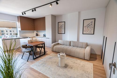 Tractorul Apartment | Modern Apartment with Mountain View & Balcony by Blvd