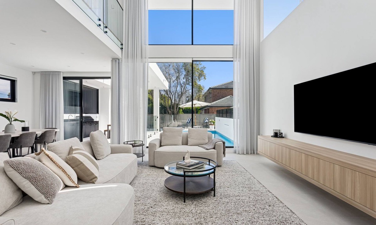 Sans Souci House | Modern Getaway in Sans Souci - 5 minutes to the Lady Robinson Beach!