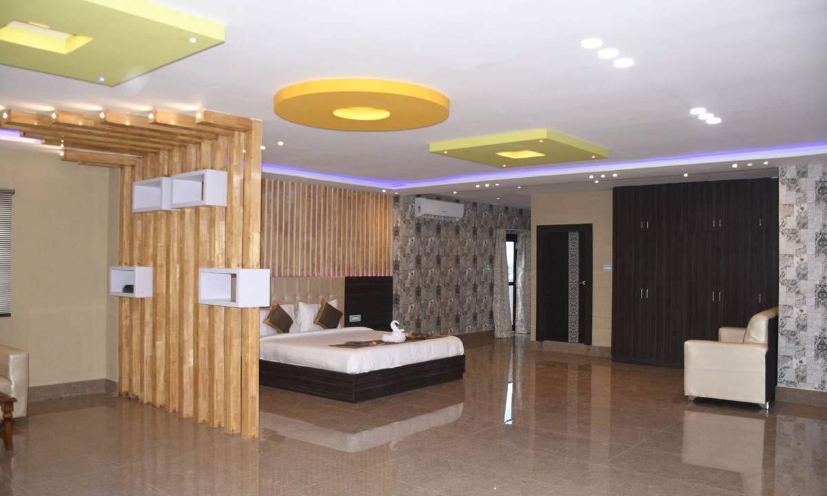 Nilagiri Hotel | MODERN HOTEL AND RESTAURANT