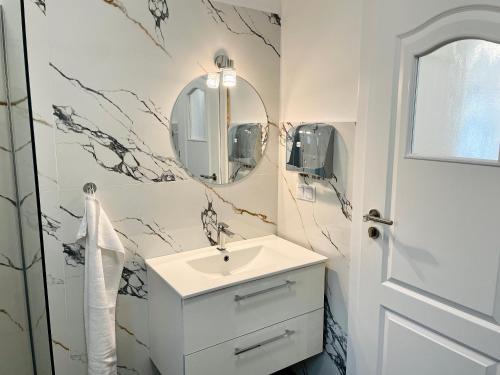 Apahida Apartment | Modern Quiet Apartment - 3min Cluj Airport