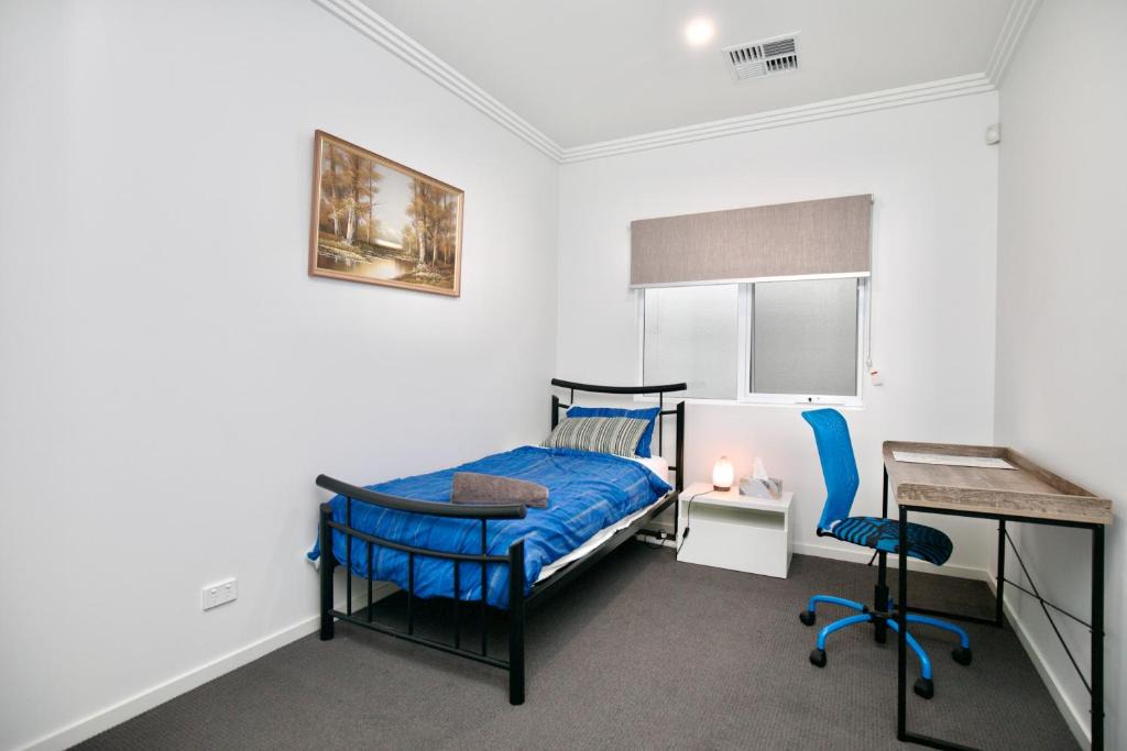 Oaklands Park House | Modern Share house, private room with single bed, 4km to beach