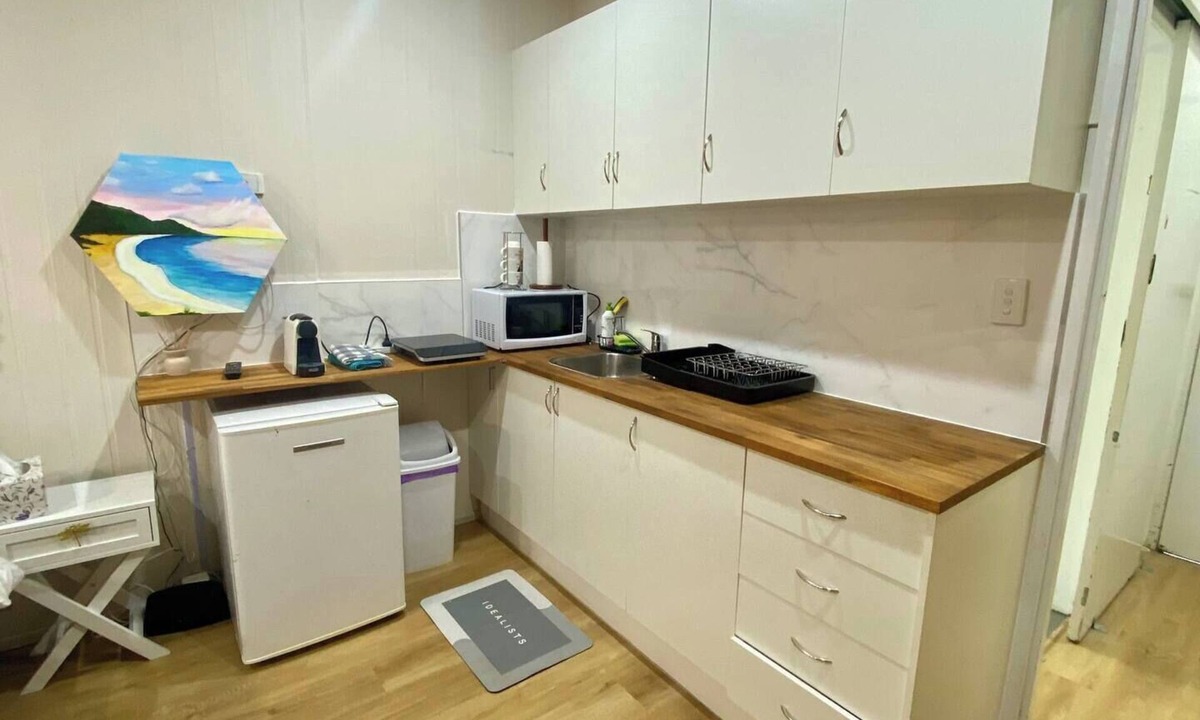 Centenary Heights Apartment | Modern Studio Room Retreat with a reverse Aircon