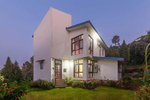 Turkaura Villa | Morning Bliss - Ranikhet by VEO, StayVista - 3BHK Mountain-View Villa with Bonfire