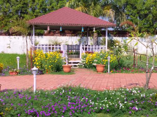 Bhopal House | Nature's Charm - Unique Treehouse by a Scenic Lake