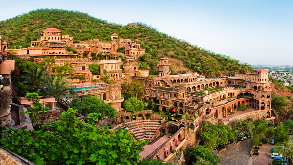 Neemrana Hotel | Neemrana Fort-Palace