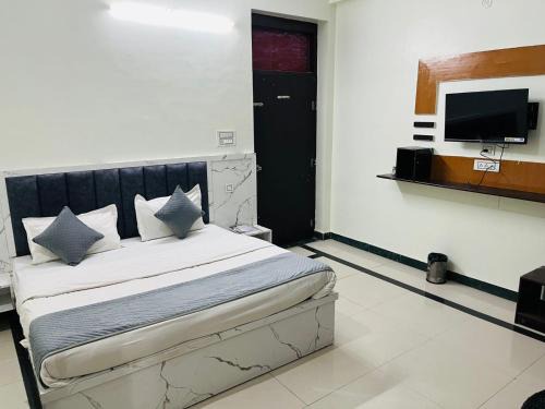 Amer Fort Road Hotel | New Hotel Blue Moon