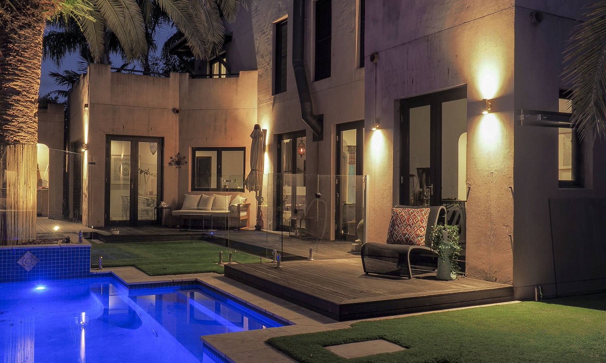 Thirroul House | nThirroul Luxury Escape Pool Spa Theater/Games room Fireplace Sleeps 12
