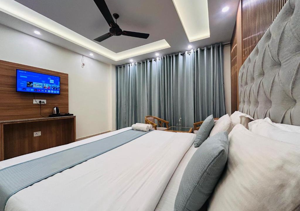 The Mall Road Hotel | Oakleaf Hotel & Resort - A Classic Rooms & Prime Location Near Library Chowk