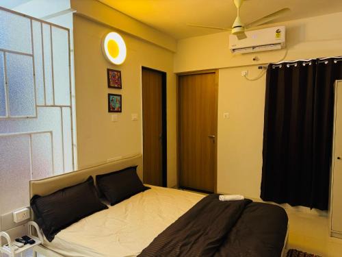 Hadapsar Apartment | Orchid 002 City View Couple friendly Amanora Town