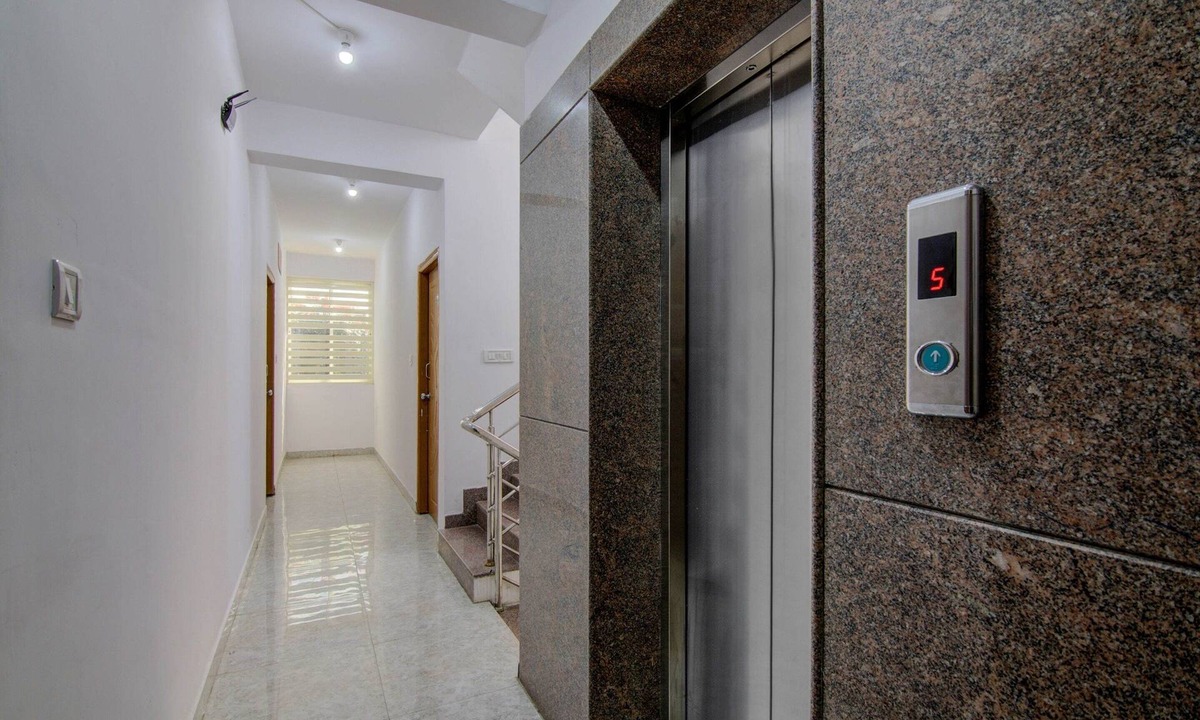 BTM Layout Hotel | OYO 15695 Varcity Comforts