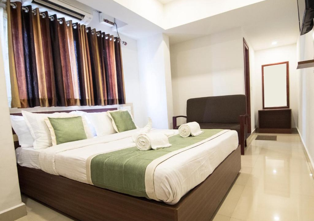 Kaloor Hotel | OYO 18604 Puthens Capitol Inn
