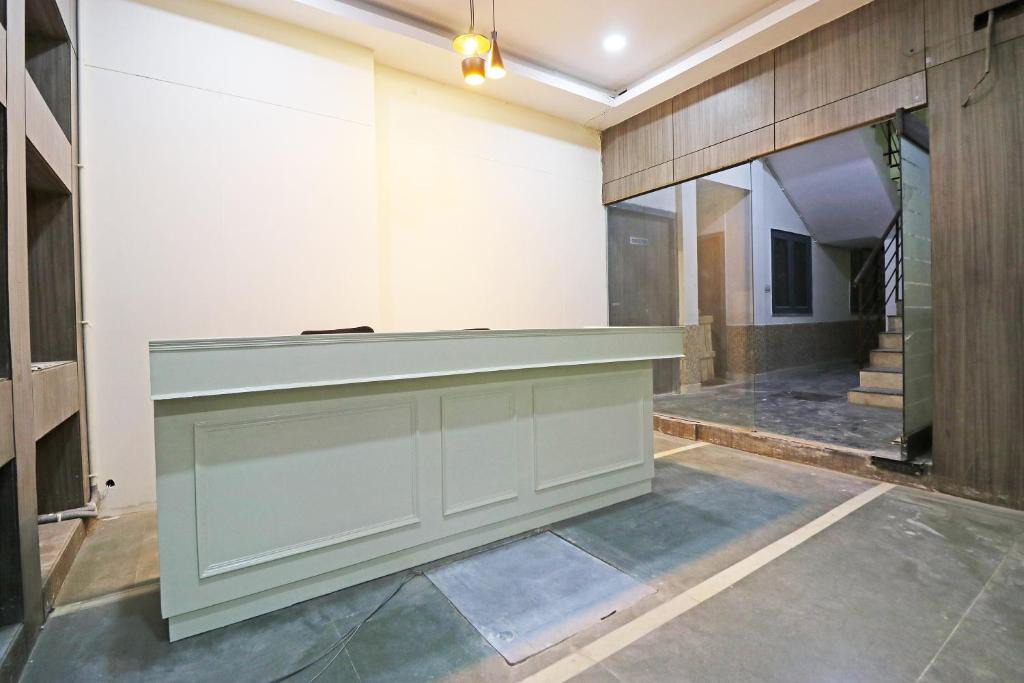 New Friends Colony Hotel | OYO Diamond Suite Near Lotus Temple