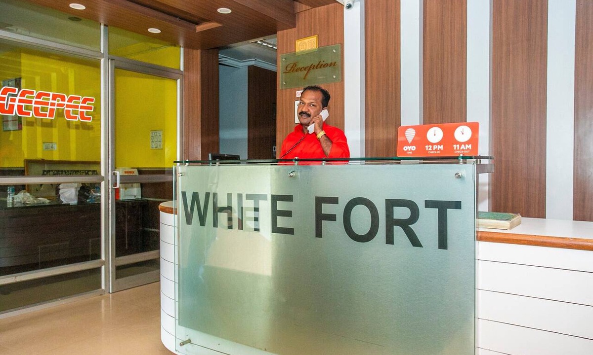 Kalasipalya Hotel | OYO Flagship 18338 White Fort