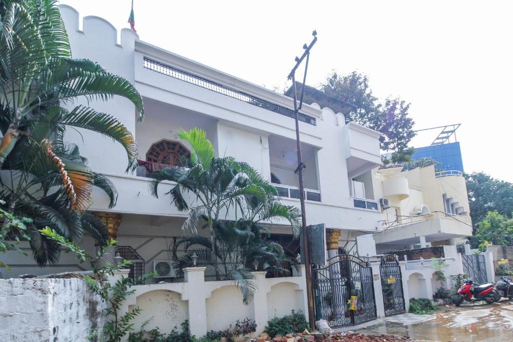 Banjara Hills Hotel | OYO Flagship R-Residency Near Birla Mandir