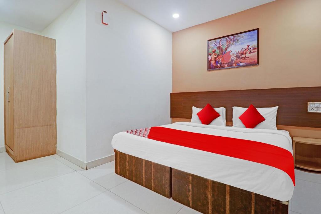 Hyderabad Hotel | OYO Flagship Star Inn Near Durgam Cheruvu