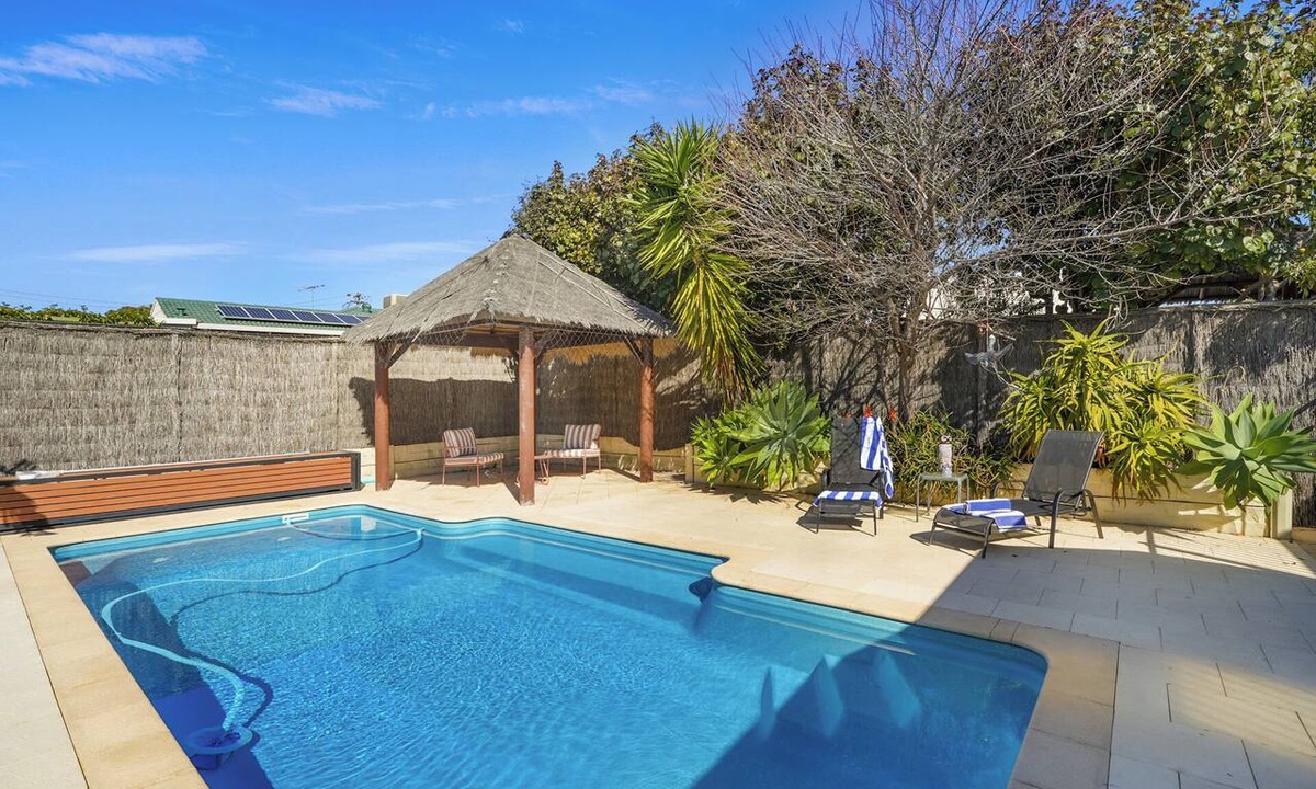 Padbury House | Padbury Delight with pool!