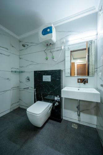 Gurugram Hotel | Palm View Lodge Gurgaon !! Walking Distance from Medanta Hospital Sector 38