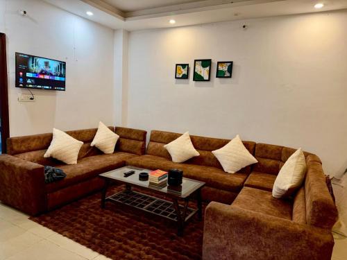 Shivpuri Apartment | Peacenest stays 3bhk, fully furnished