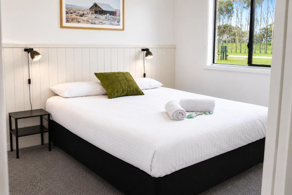 Penola Cabin | Penola Coonawarra Caravan Park -One-Bedroom Deluxe Villa