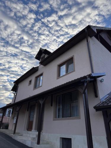 Carpinet House | Pensiune lângă Mănăstirea Izbuc