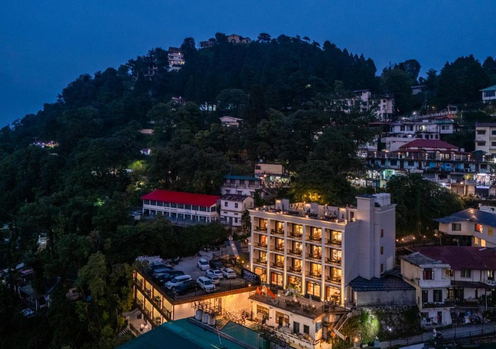 The Mall Road Hotel | Perfectstayz Prime - 2 min walk to mall road