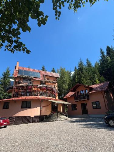 Sarisor House | Perla Sarisorului