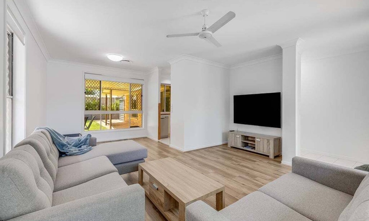 Buddina House | Pet-Friendly Retro Beach House | Walk to Dog Beach | Sleeps 8