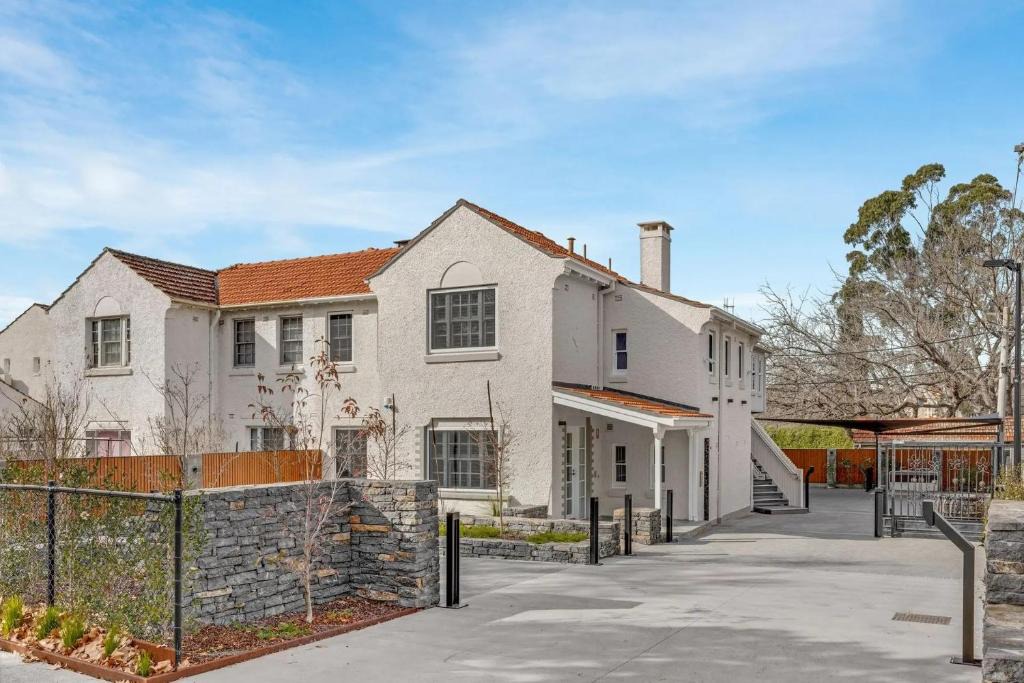 Manuka Hotel | Pilgrims Apartments