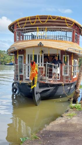 Mullakkal Boat Rental | Pournami Houseboats