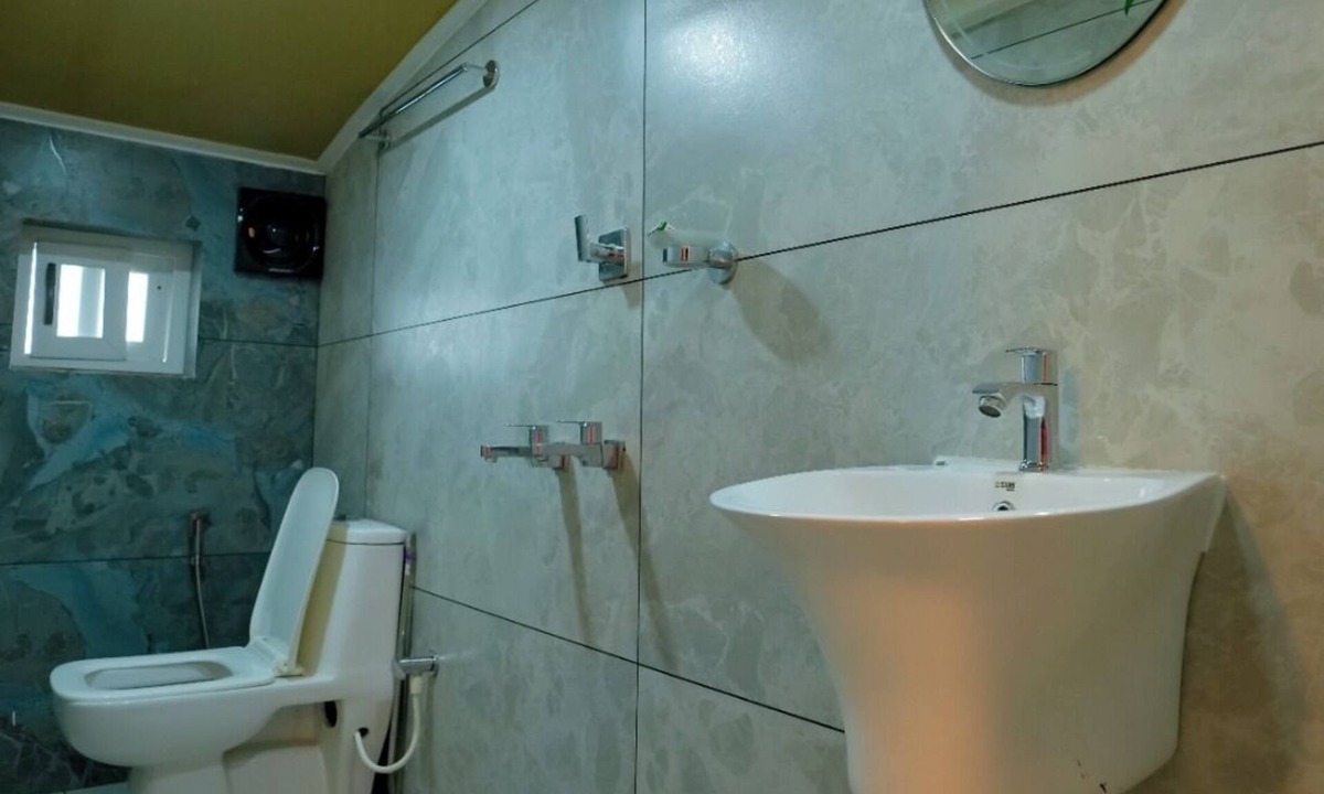 Aryad South Boat Rental | Premium private room in sharing houseboat with all meals