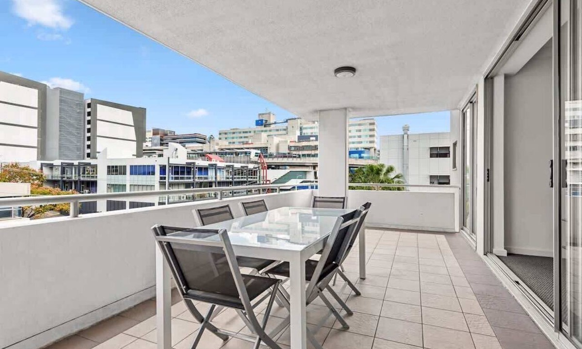 Bowen Hills Apartment | Prime Position! 3Bed/2Bath/1Car ~ 10mins to CBD