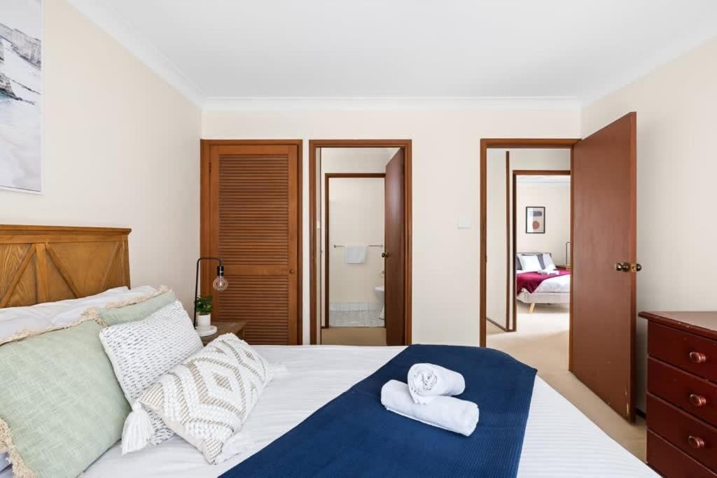 Milperra House | Private Ensuite Queen Room - Centrally Located at Milperra