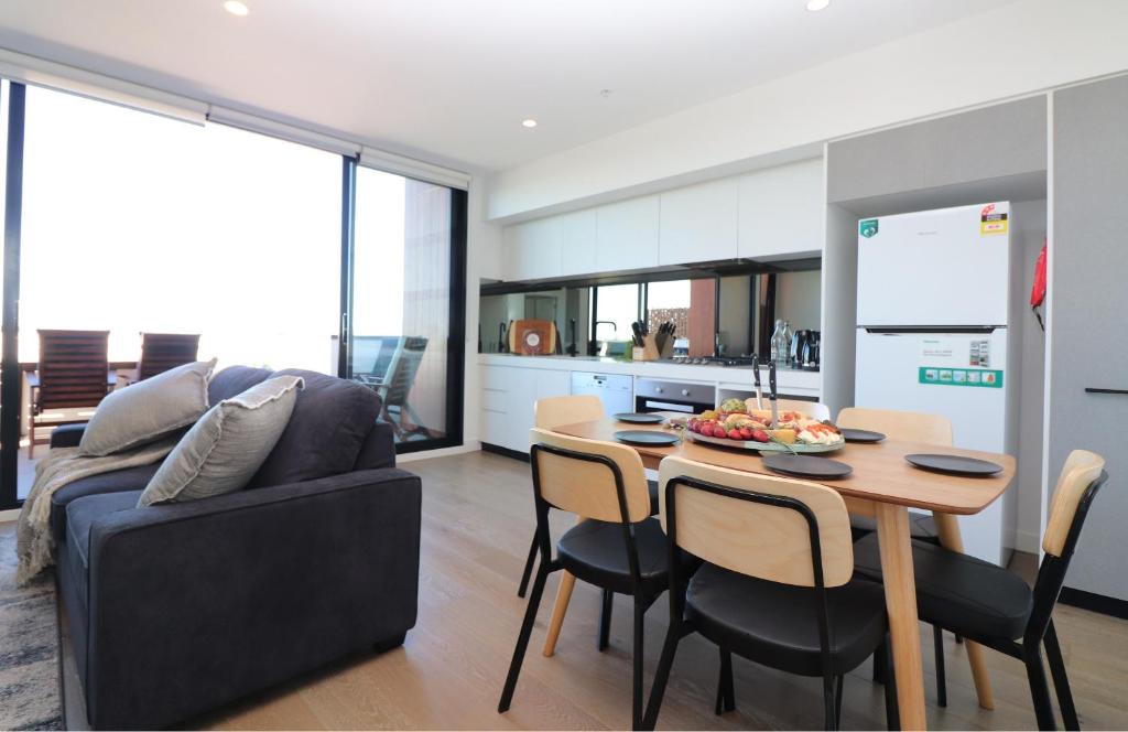 Northcote Apartment | Queen of Northcote, City Views, Parking - Rejuvenate Stays